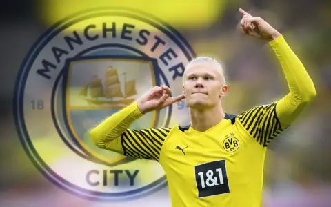 Erling Haaland w żółtej koszulce z logo Manchester City.