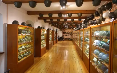 W muzeum militariów we Wrocławiu można podziwiać imponującą kolekcję hełmów z różnych epok, wyeksponowanych w gablotach i na drewnianych belkach.