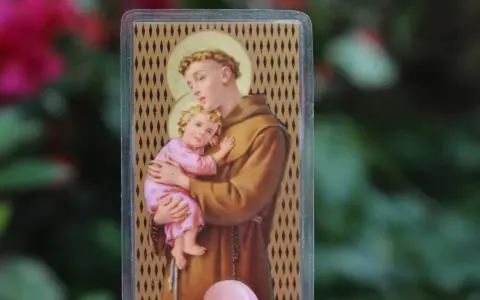 Święty Antoni z Dzieciątkiem Jezus, patron odnajdywania zgubionych rzeczy.