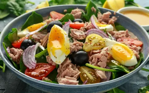 Ein köstlicher Thunfischsalat mit Ei, Tomaten, Zwiebeln und Oliven. Perfekt für ein leichtes Mittagessen oder als Thunfischsalat Rezept.