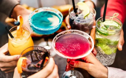 Drinki domowe: Proste przepisy, które zrobisz jak barman!