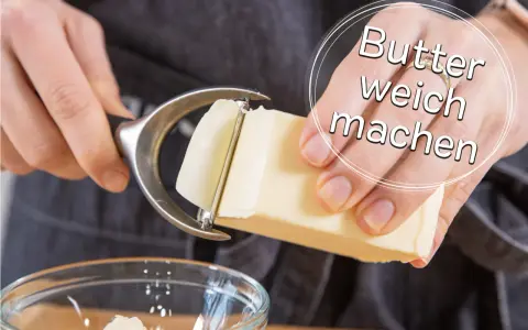 Mit einem Butterhobel wird die Butter weich gemacht, um sie leichter zu verteilen.