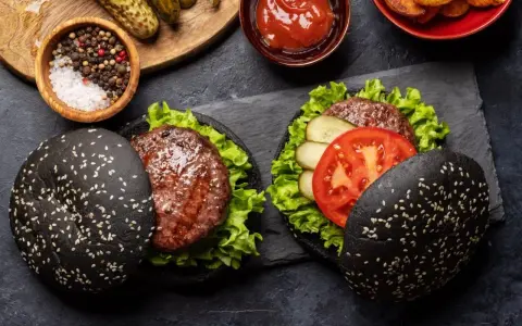 Jak przyprawić mięso na burgery? Sekrety mistrza kuchni.