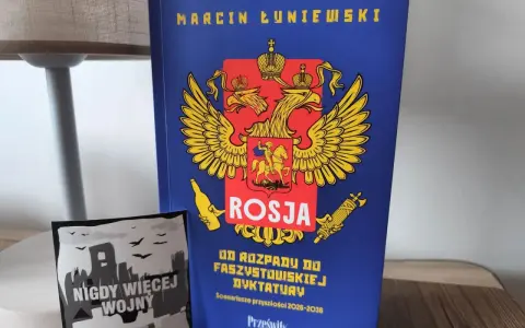 Książka "Rosja od rozpadu do faszystowskiej dyktatury" Marcina Łuniewskiego obok naklejki "Nigdy więcej wojny".