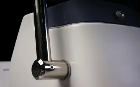 Glänzende weiße Oberfläche, die zeigt, was Gelcoat ist: eine glatte, schützende Beschichtung, oft auf Booten. Ein polierter Metallgriff ist montiert.