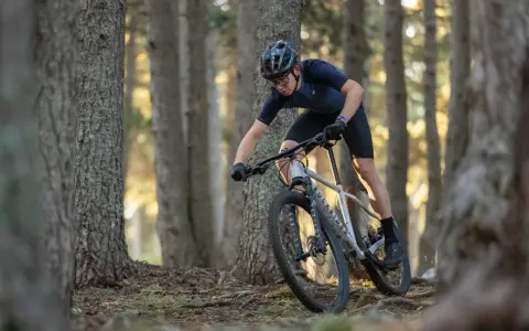 Kolarz na rowerze MTB zjeżdża leśną ścieżką. Czy to gravel czy mtb? Zdecydowanie mtb!