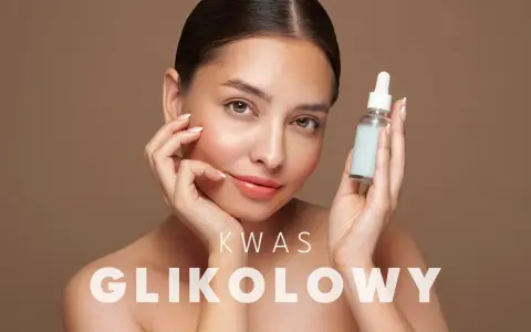 Kobieta z buteleczką serum w dłoni, na tle w kolorze beżowym.