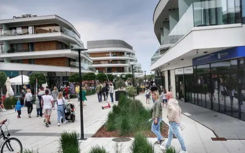 Spacerowicze cieszą się nowoczesną architekturą i sklepami na promenadzie w Świnoujściu. Atrakcje dla każdego!