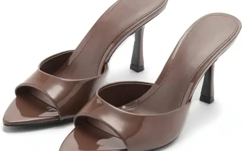 Brązowe klapki mule na obcasie, idealne do eleganckich stylizacji.