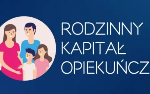 Ilustracja przedstawia uśmiechniętą rodzinę: ciężarną kobietę, mężczyznę i dwójkę dzieci. Obok widnieje napis "RODZINNY KAPITAŁ OPIEKUŃCZY".