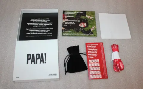 Pudełko z napisem PAPA!, płyta CD z Marysią, czarny woreczek, czerwona kartka z cytatem i czerwona smycz. Jestem Marysia i chyba się zabiję dzisiaj.