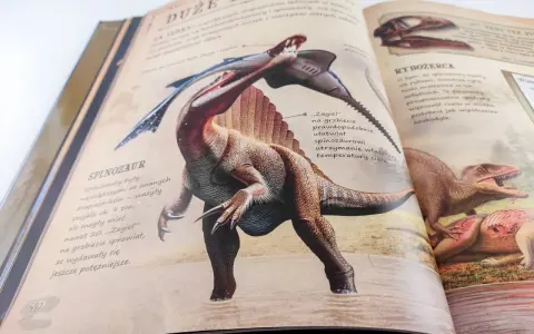 Ilustracja ze spinazurem i rybożercą, idealna dla dzieci. To najlepsza książka o dinozaurach dla dzieci, pełna fascynujących stworzeń.