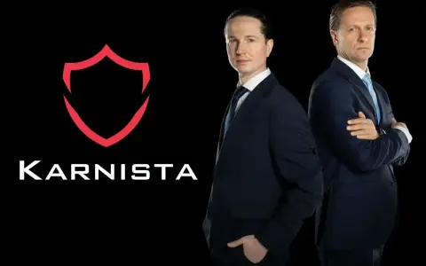 Dwaj mężczyźni w garniturach stoją obok logo "KARNISTA" na czarnym tle.
