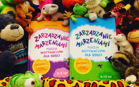 Pluszaki otaczają książki "Zarządzanie marzeniami" Michała Zawadki, które zawierają czesław janczarski wiersze dla dzieci.