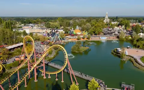 Disneyland vs Astérix: ¿Qué parque de París elegir para tu viaje ideal?