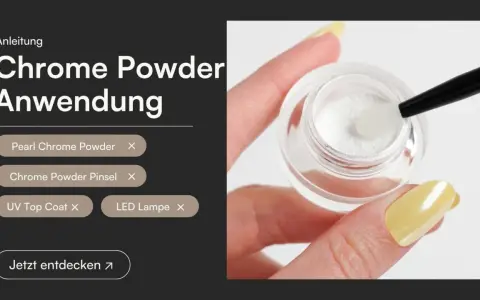 Nahaufnahme: Hand hält Tiegel mit weißem Chrom-Puder und Pinsel, gelber Nagel.