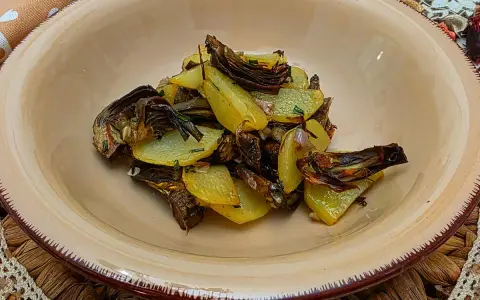 Deliziosi carciofi e patate croccanti, cotti alla perfezione nella friggitrice ad aria. Un contorno semplice e gustoso.