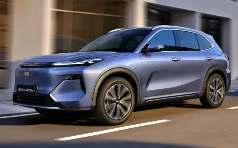 Niebieski SUV Geely Starray EM-i w ruchu drogowym.