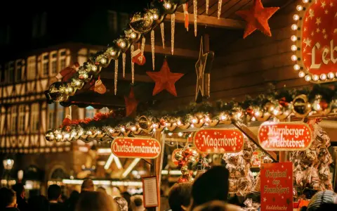 Der kleinste Weihnachtsmarkt der Stadt lockt mit Lebkuchen, Quetschemännchen und Nürnberger Früchtebrot.