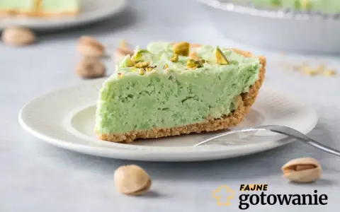 Pyszny krem pistacjowy z mascarpone na kruchym spodzie, posypany posiekanymi pistacjami. Idealny deser dla miłośników orzechowych smaków.