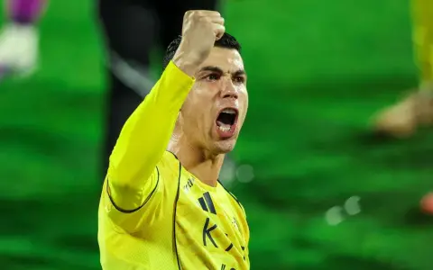 Cristiano Ronaldo celebra un gol para Al-Nassr contra Al-Hazm.