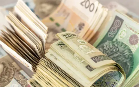 Stosy polskich banknotów, 100, 200 i 500 złotych, pokazują, że cash is back.