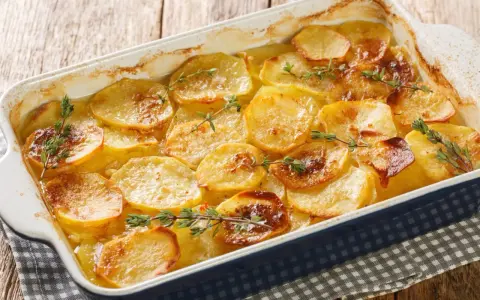 Idealny sos do zapiekanki ziemniaczanej? 6 przepisów i porady!