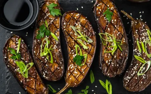 Glasierte Auberginen, gegrillt und mit Sesam bestreut – tolle Grillen Ideen für ein asiatisches Menü.