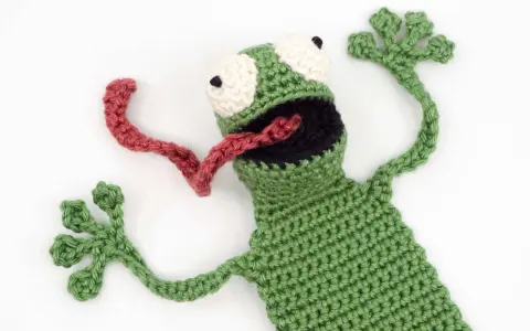 Rana de crochet con lengua roja y ojos saltones. ¡Un patrón gratis para tejer esta simpática rana!