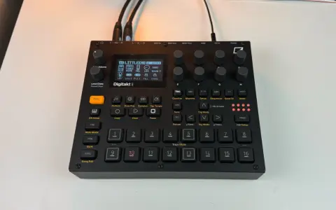 Elektron Digitakt II, czarny sampler i sekwencer, gotowy do tworzenia muzyki.
