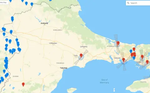 Karte der Türkei mit blauen und roten Markierungen, die auf mögliche Standorte von Drohnen hinweisen.