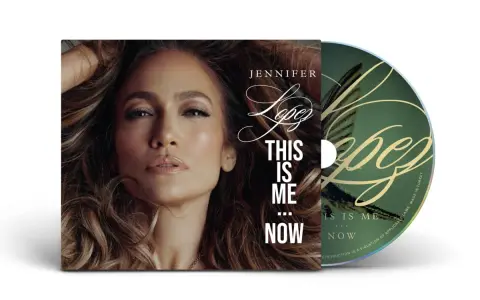 Jennifer Lopez w okładce albumu "This Is Me... Now". Jej twarz dominuje na okładce, a płyta CD obok zawiera tytuł.