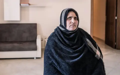 Ritratto di una donna afgana, forse la madre della famosa ragazza afgana immortalata da Steve McCurry.