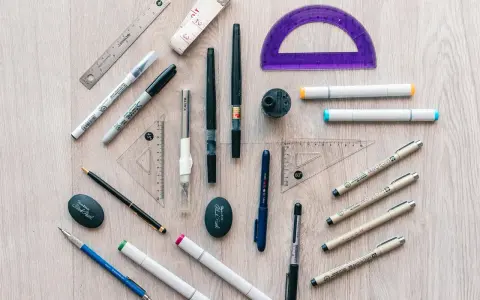 Herramientas de dibujo: reglas, escuadras, transportador, marcadores, bolígrafos y un sacapuntas. ¡Todo listo para crear!