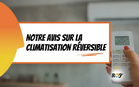 Notre avis sur la climatisation réversible : une solution de chauffage et climatisation efficace. Une main tient une télécommande.