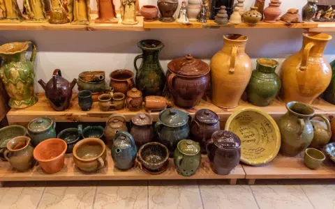 W muzeum garncarstwa podziwiać można bogactwo glinianych naczyń: dzbanki, wazy, garnki i ozdobne figurki.