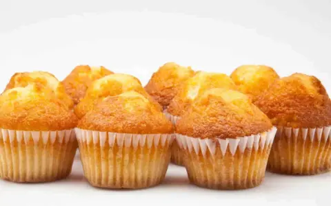 Muffin dorati e soffici, perfetti da preparare nella friggitrice ad aria per una colazione o merenda veloce e golosa.