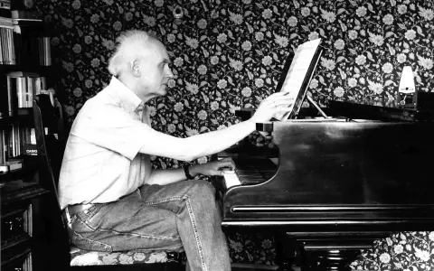 Wojciech Kilar, syn kompozytora, gra na pianinie.