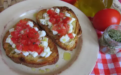 Pyszna bruschetta z pomidorami i mozzarellą, idealna na szybką przekąskę. Oto prosty przepis!