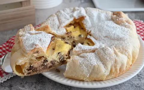 Delizioso dolce con ricotta e gocce di cioccolato, spolverato di zucchero a velo.