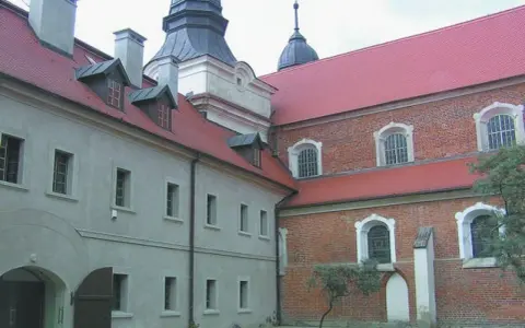 Spokojny pobyt w klasztorze dla świeckich. Architektura z czerwonej cegły i jasnego tynku, czerwone dachy, kopuły i okna.