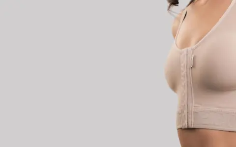Reggiseno post-operatorio beige con chiusura frontale, pensato per alleviare i problemi causati dal reggiseno tradizionale.