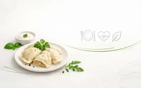 Pyszne pierogi ruskie na talerzu, z miseczką śmietany i ziołami. Zastanawiasz się nad pierogi ruskie kcal?