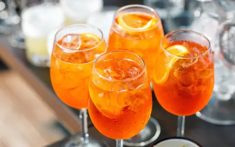 Aperol przepis na orzeźwiające drinki z lodem i plasterkiem pomarańczy. Idealne na letnie popołudnie.