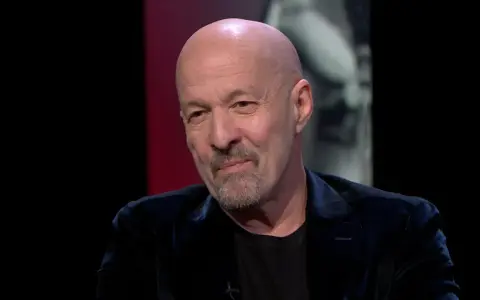 Primo piano di Marco Berry, con barba e testa rasata, in un'intervista che svela aspetti della sua vita privata.