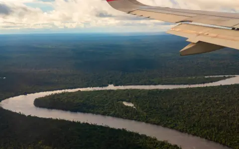 Widok z samolotu na Amazonkę, najszerszą rzekę świata, wijącą się przez gęstą dżunglę.