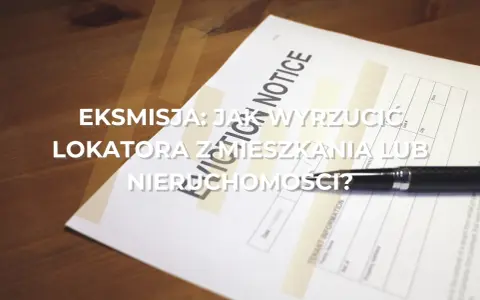 Eksmisja lokatora z mieszkania lub nieruchomości. Dokument "Eviction Notice" i długopis na drewnianym stole.