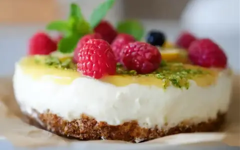 En läcker glutenfri cheesecake med hallon och citronskal.
