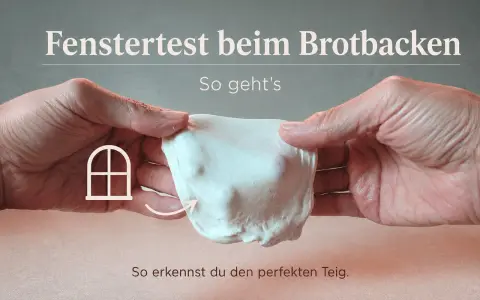 Hände dehnen einen hellen Teig, um den Fenstertest beim Brotbacken durchzuführen. So erkennst du den perfekten Teig.