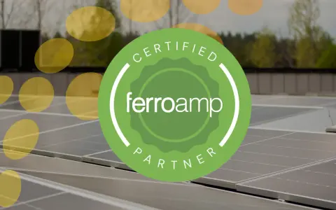 Grön cirkel med texten "Certified Ferroamp Partner" över solpaneler. En symbol för en pålitlig ferroamp återförsäljare.